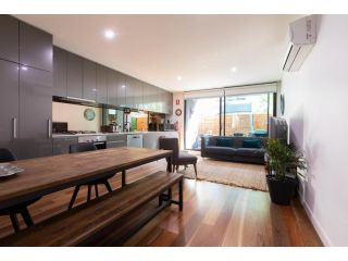 Experience Port Melbourne Apartment, Melbourne - 1