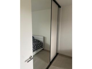 Private bedroom with free parking in parkville Guest house, Melbourne - 4