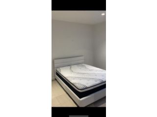 Private bedroom with free parking in parkville Guest house, Melbourne - 5