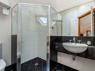 Queen 4 1A Grant Apartment, Port Fairy - 2