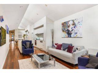 Quintessential 2 Bedroom Terrace House Guest house, Melbourne - 2