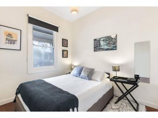 Quintessential 2 Bedroom Terrace House Guest house, Melbourne - 4