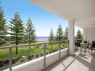 Rainbow Pacific unit 10 - Beachfront Rainbow Bay Apartment, Gold Coast - 1