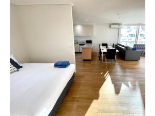 Readyset Apartments at Dockside Apartment, Melbourne - 5