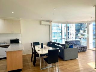 Readyset Apartments at Dockside Apartment, Melbourne - 4