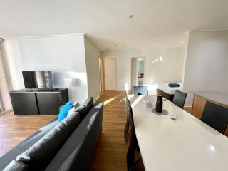 Readyset Apartments at Dockside Apartment, Melbourne - 3