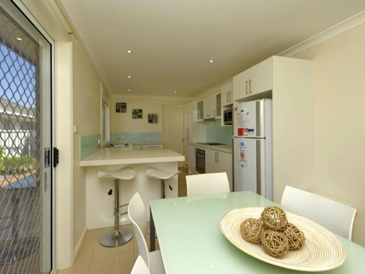 Reef Close, 1/2 Guest house, Fingal Bay - imaginea 3