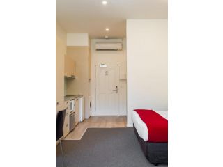 Refreshing 1BR Unit with Wifi and Fully functional Kitchen Apartment, Melbourne - 3