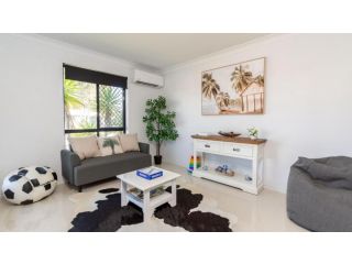 Relax By The Pool In Style Guest house, Banksia Beach - 4
