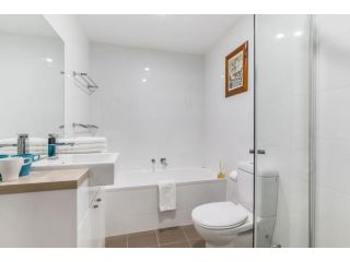 Relax in a Spacious & Modern Townhouse in Asquith Guest house, New South Wales - 3