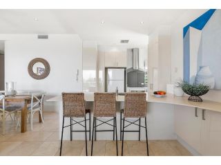 Relax in stylish comfort, Sunshine Beach Apartment, Sunshine Beach - 5