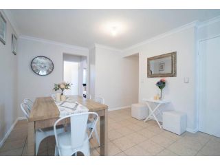 Relaxing Redcliffe Retreat - pool and parking Guest house, Perth - 3