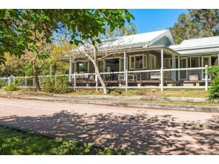 Rock Davis Luxury Beachouse - 100mtrs to Beach Guest house, New South Wales - 3