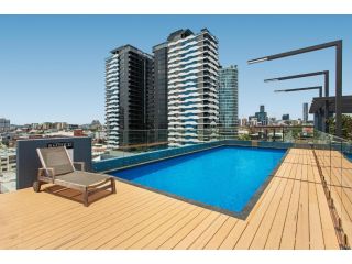 Rooftop Pool, BBQ and Gym at Chic Valley Apartment Apartment, Brisbane - 5