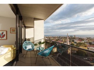 Ascent Apartment with Ocean Views by Ready Set Host Apartment, Melbourne - 1