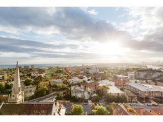 Ascent Apartment with Ocean Views by Ready Set Host Apartment, Melbourne - 4