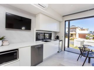 Sailfish Studio - Beachside Private Access Granny Flat by uHoliday Apartment, Kingscliff - 1