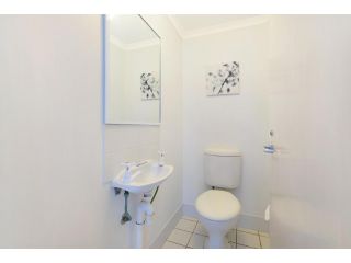 Newcastle Short Stay Accommodation - Sandbar Newcastle Beach Apartment, Newcastle - 5