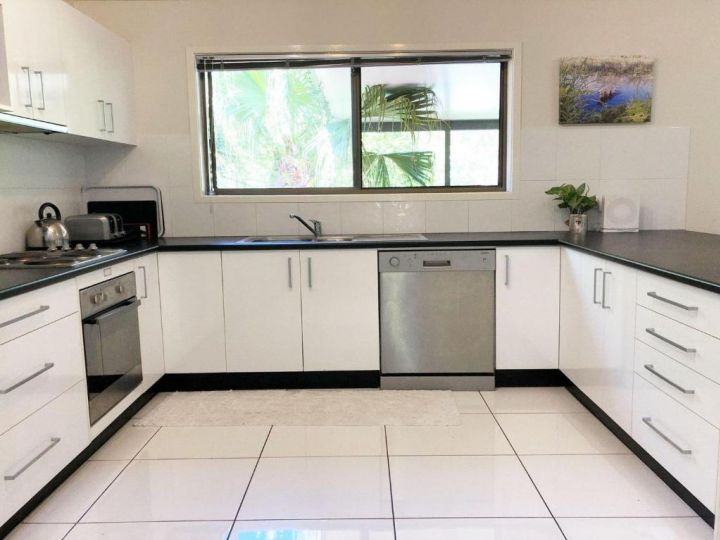 &#x27;Sandy Palms&#x27; 28 Moorooba Cr - Beautiful Home with Wifi, Air-con and Boat Parking Guest house, Nelson Bay - imaginea 10