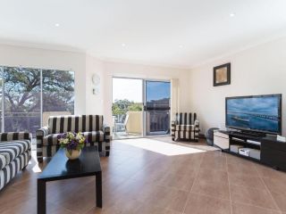 Sandy Point Luxury', 117a Sandy Point Road - air con & foxtel Guest house, Corlette - 2