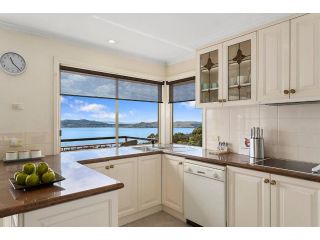 Scenic Sandy Bay Home with Stylish Interior Guest house, Sandy Bay - 5