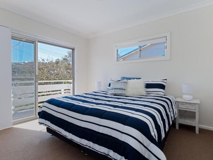 &#x27;SeaHaven&#x27;, 2 Richardson Ave - Large home with Aircon, Smart TV, WIFI, Netflix & Boat Parking Guest house, Anna Bay - imaginea 7