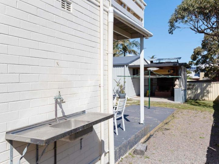&#x27;SeaHaven&#x27;, 2 Richardson Ave - Large home with Aircon, Smart TV, WIFI, Netflix & Boat Parking Guest house, Anna Bay - imaginea 17