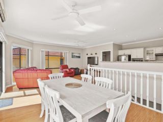 Beachside Spacious and Sunlit House with Balcony Guest house, New South Wales - 4