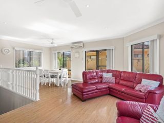 Beachside Spacious and Sunlit House with Balcony Guest house, New South Wales - 1