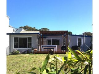 SHELLHARBOUR BEACH COTTAGE ---- Walk out back gate to beach flags in summer Guest house, Shellharbour - 4