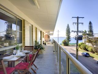Shoal Court 5 Fabulous location with water views Apartment, Shoal Bay - 3