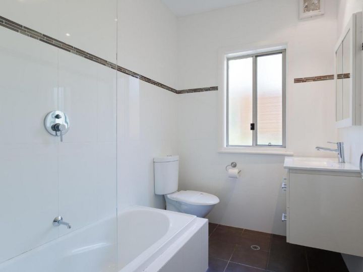 &#x27;Shoalz&#x27;, 28 Rigney Street - Renovated Cottage with Boat Parking Apartment, Shoal Bay - imaginea 12