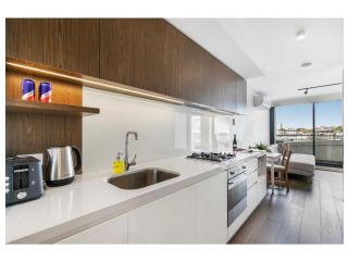 Shop Til You Drop At Sleek Unit In Hip Area Apartment, Melbourne - 3