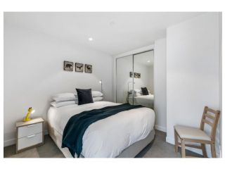 Shop Til You Drop At Sleek Unit In Hip Area Apartment, Melbourne - 1