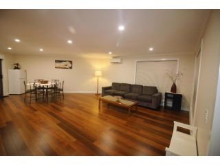 Silver House - Melbourne Airport Accommodation Guest house, Melbourne - 3