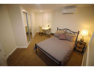 Silver House - Melbourne Airport Accommodation Guest house, Melbourne - 1