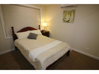 Silver House - Melbourne Airport Accommodation Guest house, Melbourne - 4