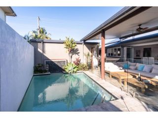 Single Level Pet Friendly Beach House with Pool - Across the road to Bokarina Beach & Surf Break Guest house, Kawana Waters - 2