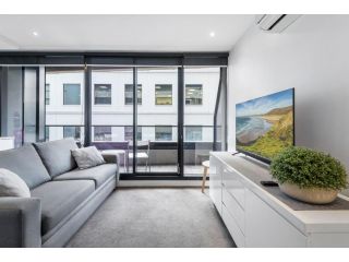 Sleek 1-Bed Apartment with Private City Views Apartment, Melbourne - 4