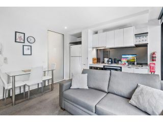 Sleek 1-Bed Apartment with Private City Views Apartment, Melbourne - 3