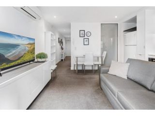 Sleek 1-Bed Apartment with Private City Views Apartment, Melbourne - 5