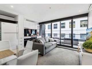 Sleek 1-Bed Apartment with Private City Views Apartment, Melbourne - 2