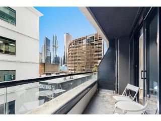 Sleek 1-Bed Apartment with Private City Views Apartment, Melbourne - 1