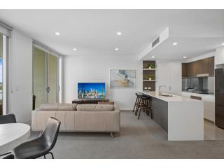 Sleek 2-bed Apartment with Balcony Views Apartment, Brisbane - 1