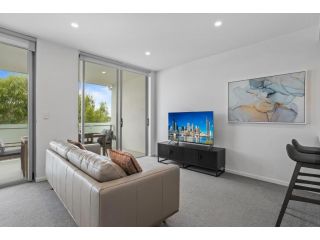 Sleek 2-bed Apartment with Balcony Views Apartment, Brisbane - 5