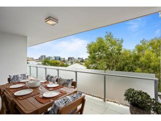 Sleek 2-bed Apartment with Balcony Views Apartment, Brisbane - 3