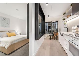 Sleek Unit with Rooftop in Heart of Dining and Bar Apartment, Melbourne - 5