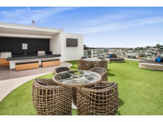 Slick Valley Pad with Balcony and Rooftop Pool Apartment, Brisbane - 5