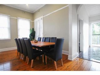 Waterviews - Hidden Gem in CBD - Sleeps 10 Apartment, Wagga Wagga - 3