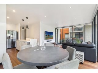 Smart apartment in elegant suburb close to city Apartment, Melbourne - 5